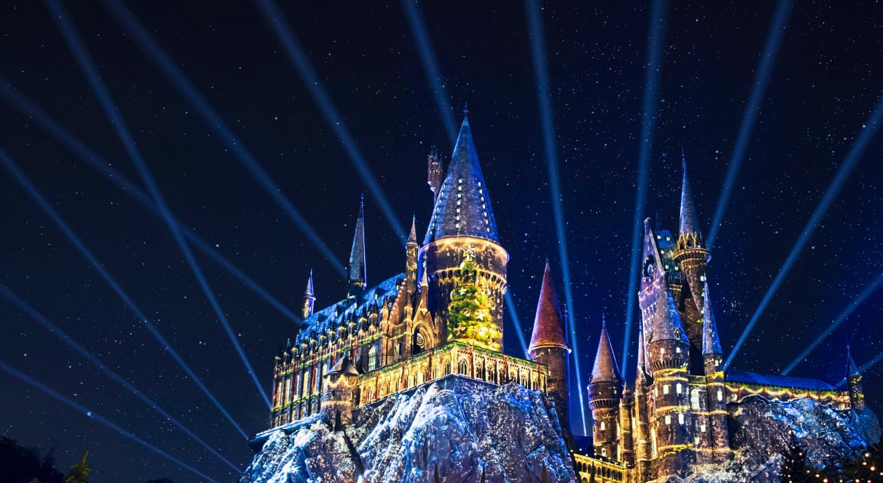 在Universal Studios Hollywood 的 The Wizarding World of Harry Potter™ 过圣诞