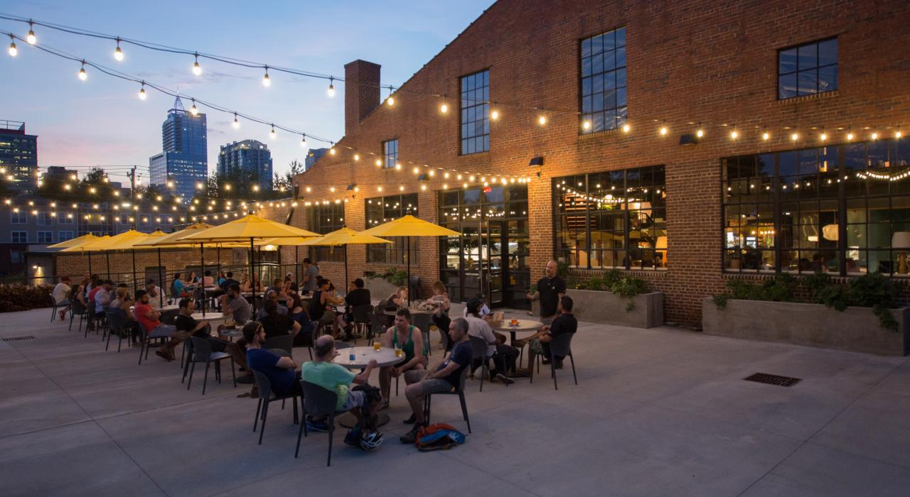 Refeição ao ar livre com vista para o horizonte no Transfer Co. Food Hall