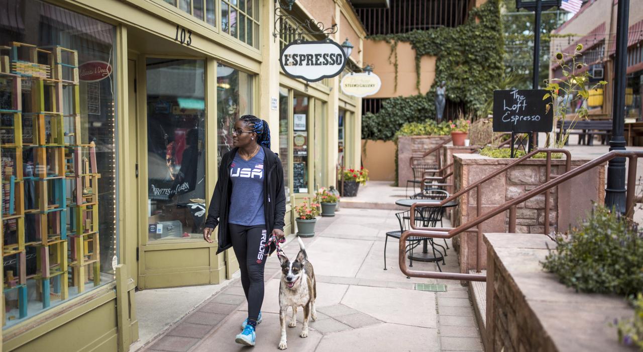 Boutiques locais ao longo das ruas exóticas de Manitou Springs