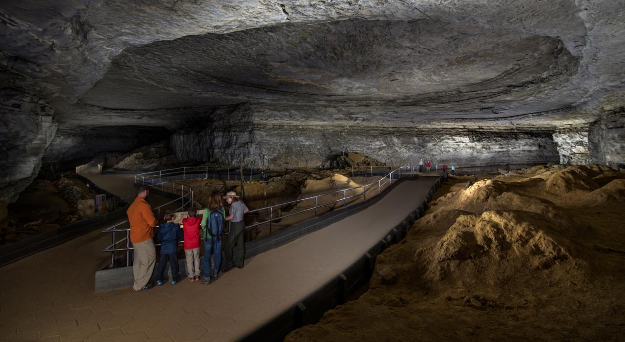 켄터키주의 매머드 케이브 국립공원 투어 중인 가족