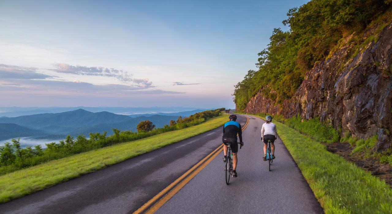 Balade à vélo au crépuscule sur la route pittoresque Blue Ridge Parkway