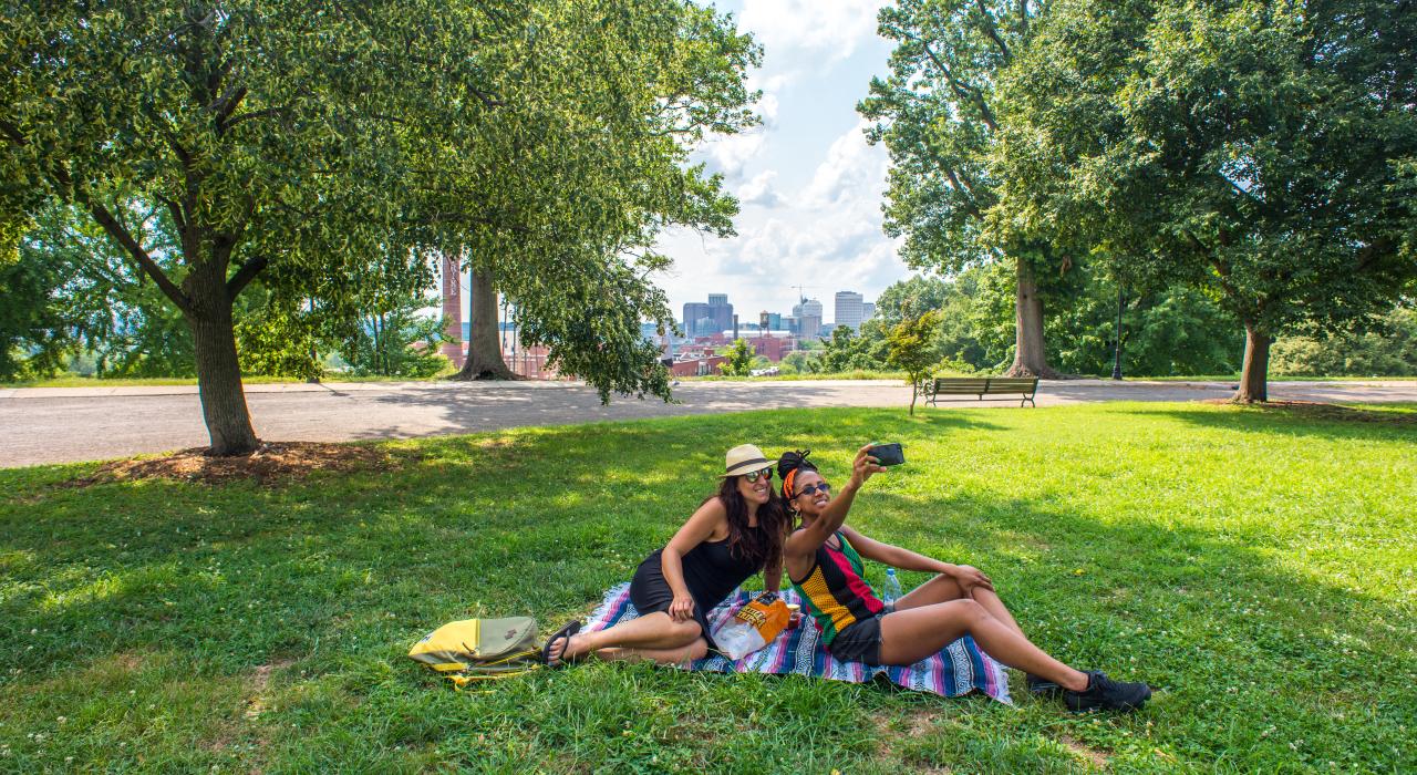 버지니아주 리치먼드의 리비 힐 공원에서 사진을 찍는 사람들