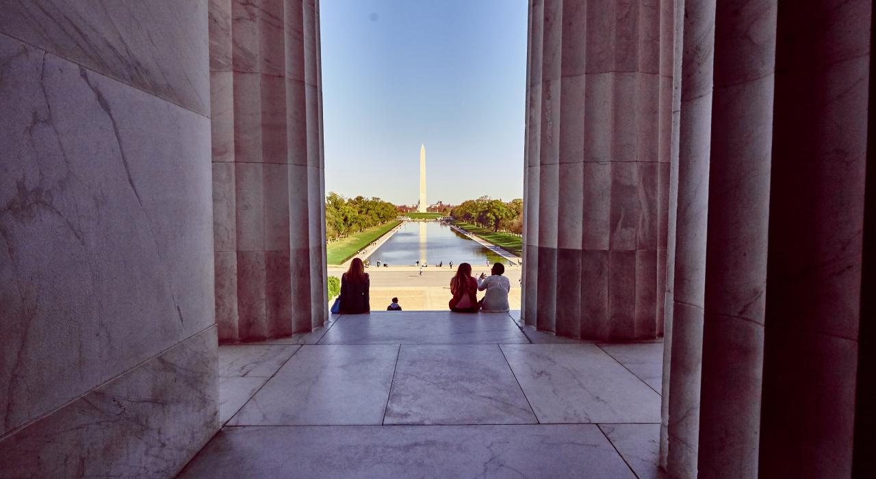 워싱턴 D.C.의 링컨 기념관에서 바라본 워싱턴 기념탑