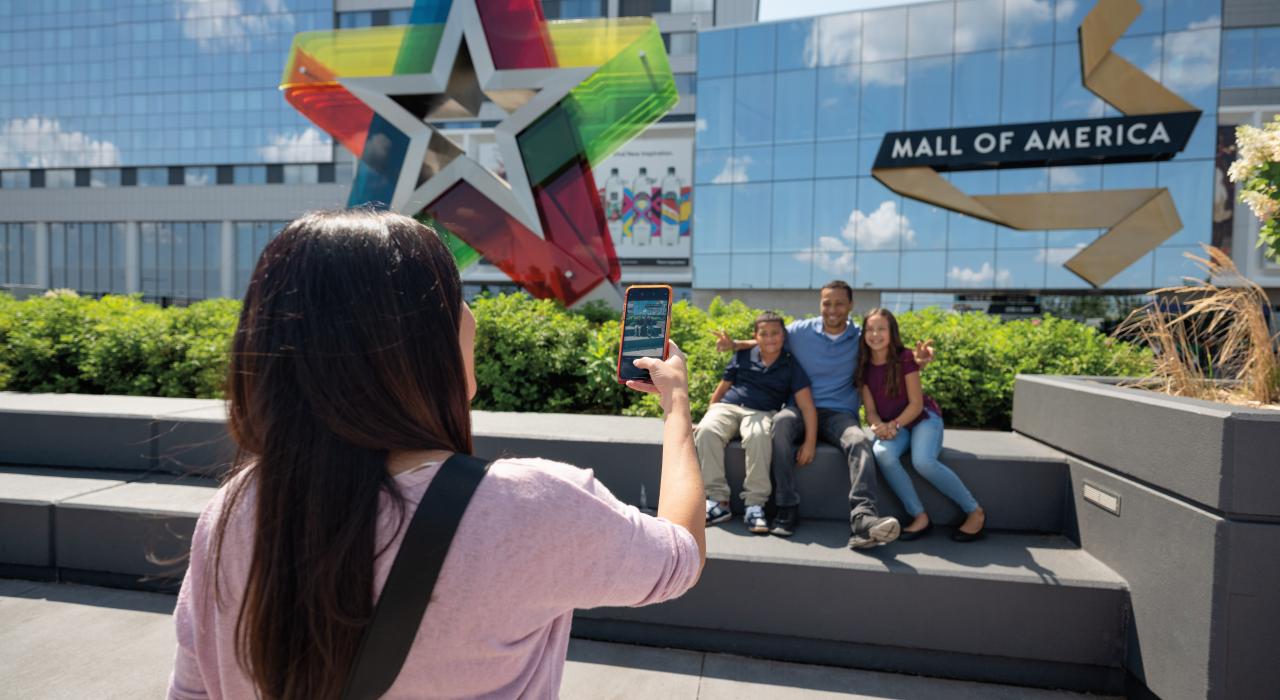 미네소타주 블루밍톤의 몰 오브 아메리카 밖에서 사진 촬영을 위해 포즈를 취하는 가족