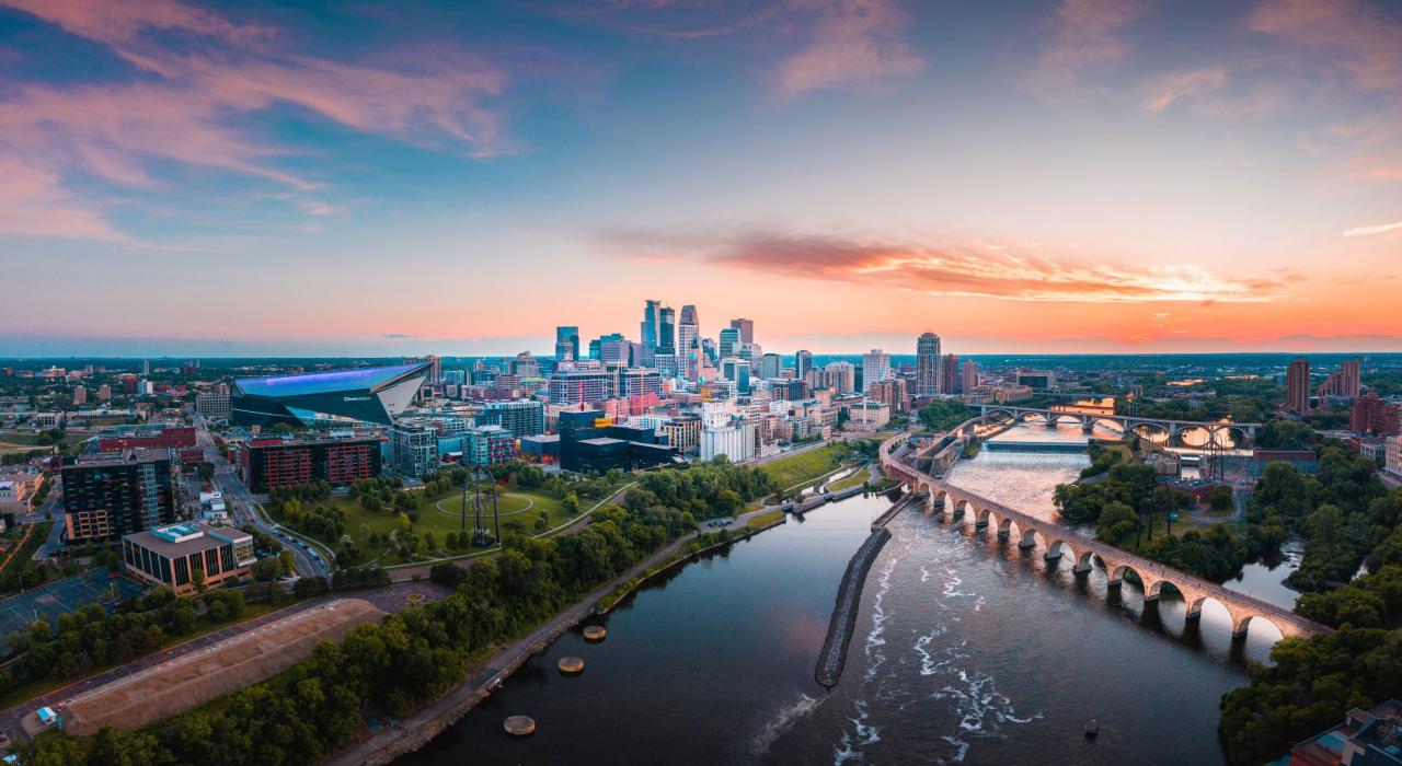 상공에서 내려다 본 미시시피강과 미네소타주 미니애폴리스 풍경과 스카이라인