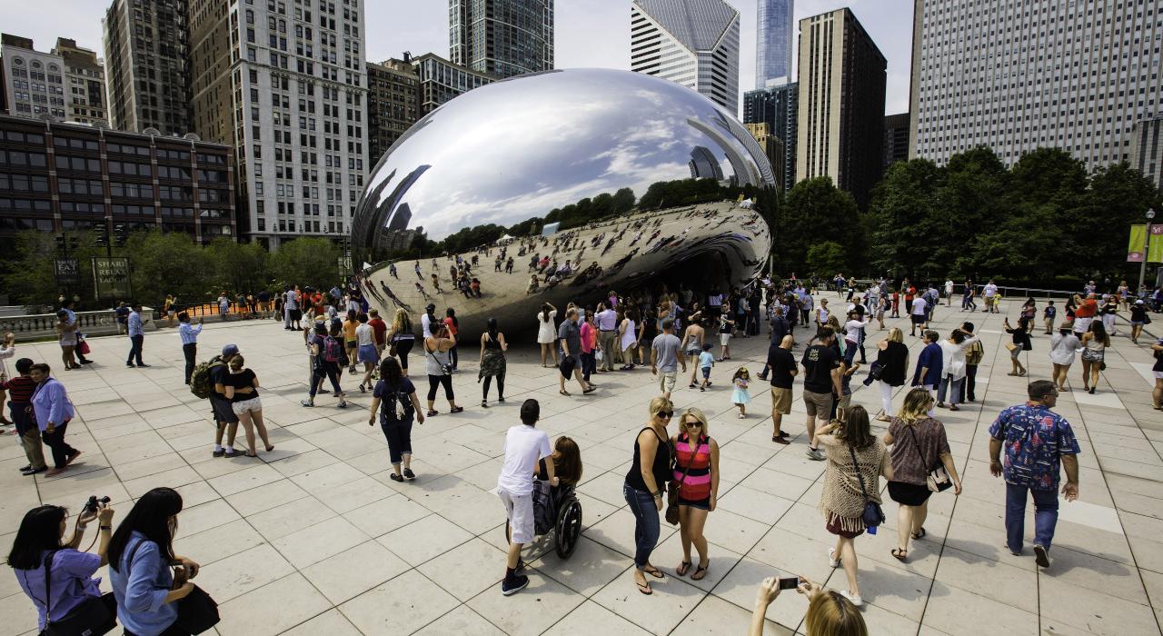 일리노이주 시카고의 밀레니엄 공원에 있는 더 빈 앞에서 사진 촬영을 위해 포즈 취하기