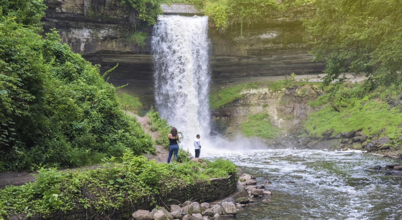 미네소타주 미니애폴리스에 있는 미네하하 폭포와 미네하하 지역 공원 촬영