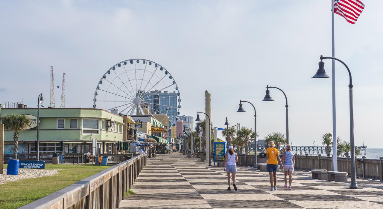 沿着南卡罗来纳州的美特尔海滩栈道漫步