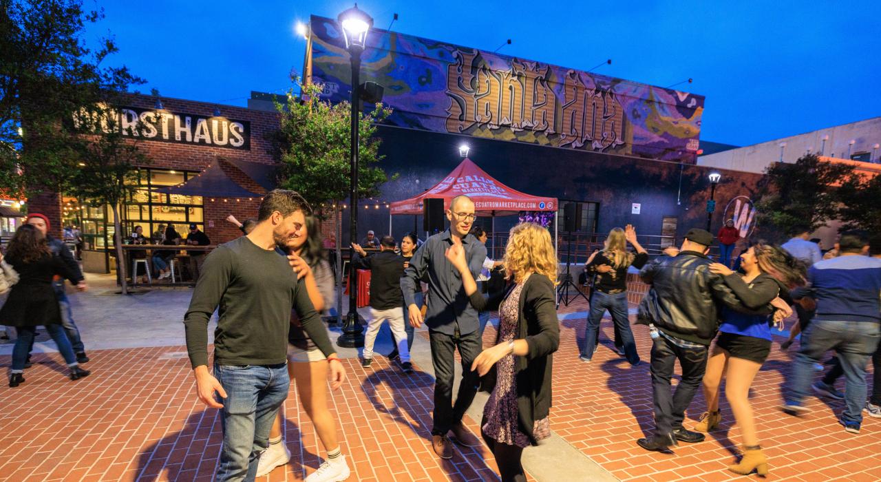 Ambiance festive lors de Dancing in the Streets, un événement local populaire