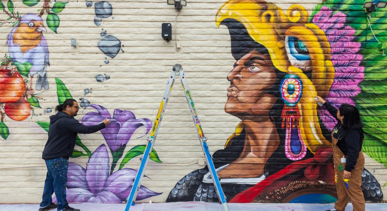 Des artistes travaillant sur une peinture murale dans le centre-ville de Santa Ana