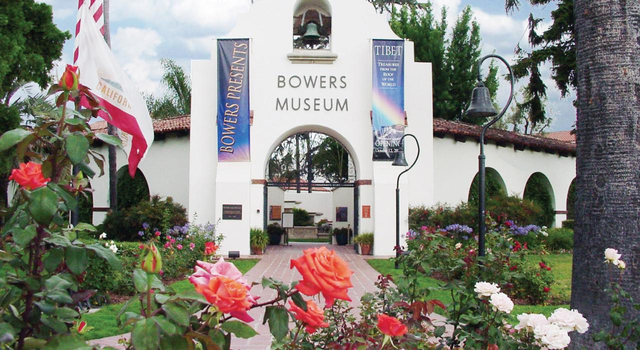 Le Bowers Museum, exposant plus de 100 000 œuvres d’art