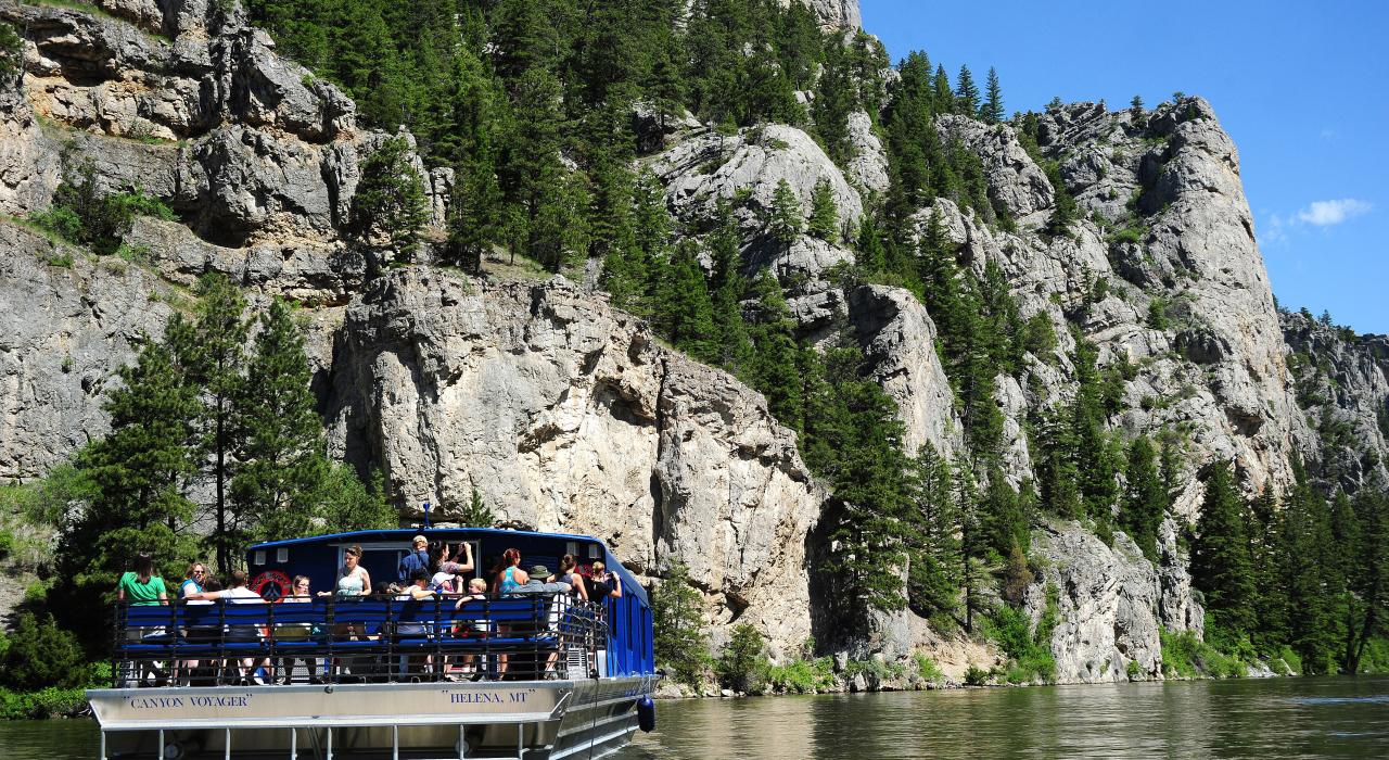 ミズーリ川のクルーズで景色を眺める人たち