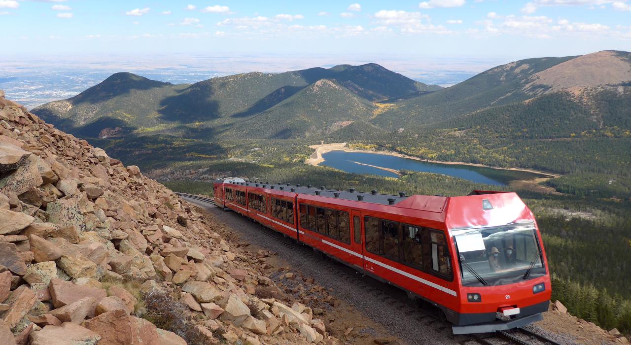 A Broadmoor Manitou & Pikes Peak Cog Railway passa por Colorado Springs