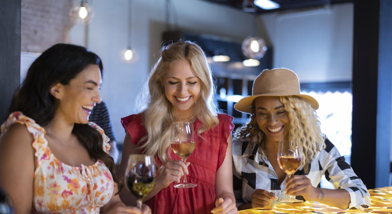 Degustando vinhos locais em uma das várias paradas ao longo da Urban Wine Trail