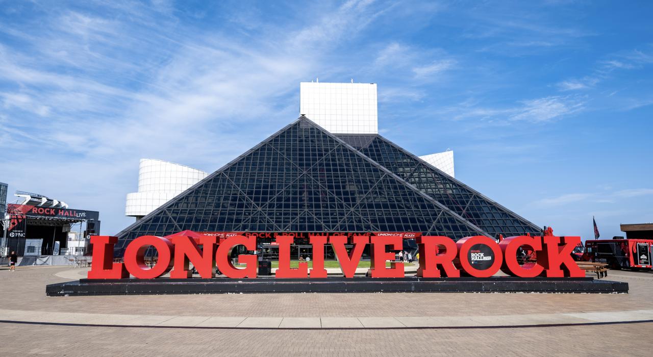 Exterior do Rock and Roll Hall of Fame, um lugar para explorar grandes marcos da música