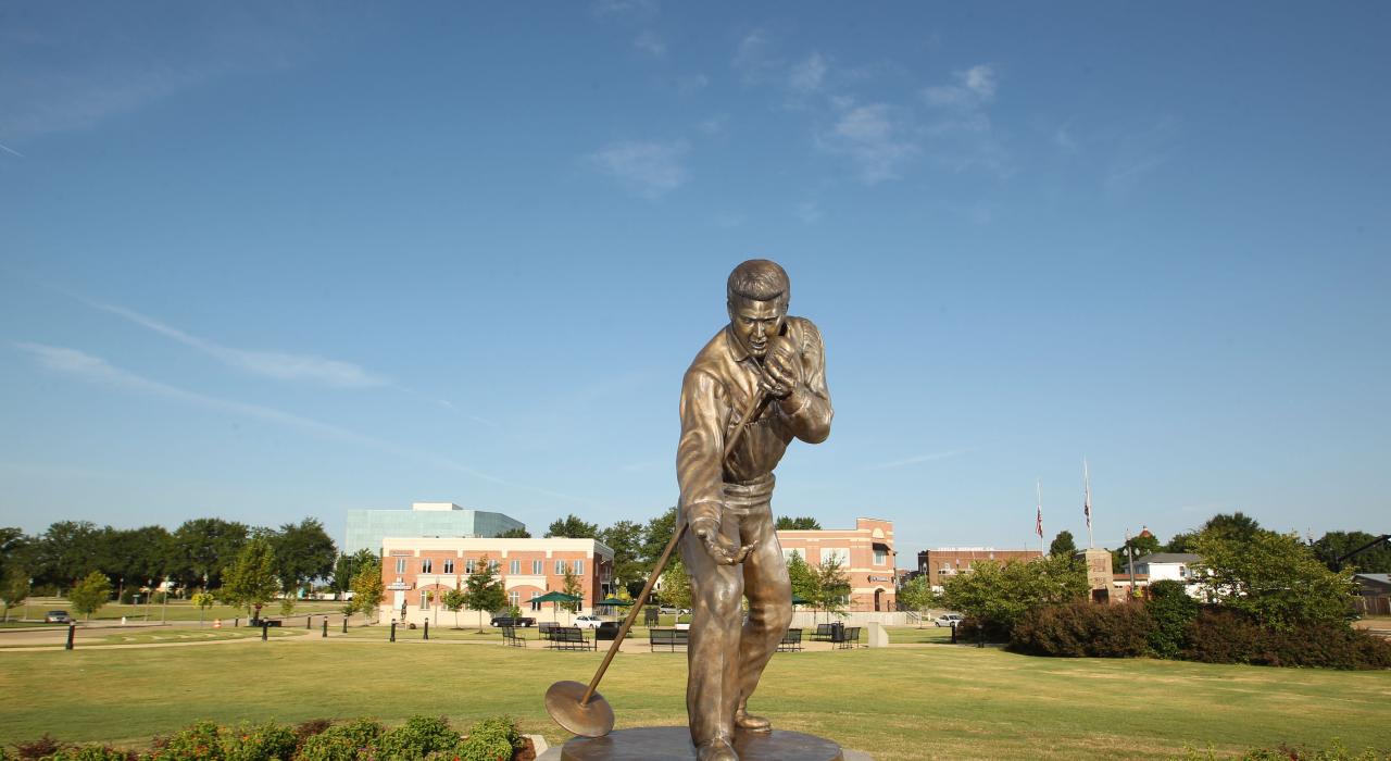 페어파크 지구 입구에서 방문객을 맞이하는 1956년 홈커밍 동상