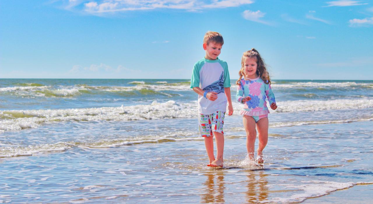 在德克萨斯州布拉佐斯波特的海滩上漫步