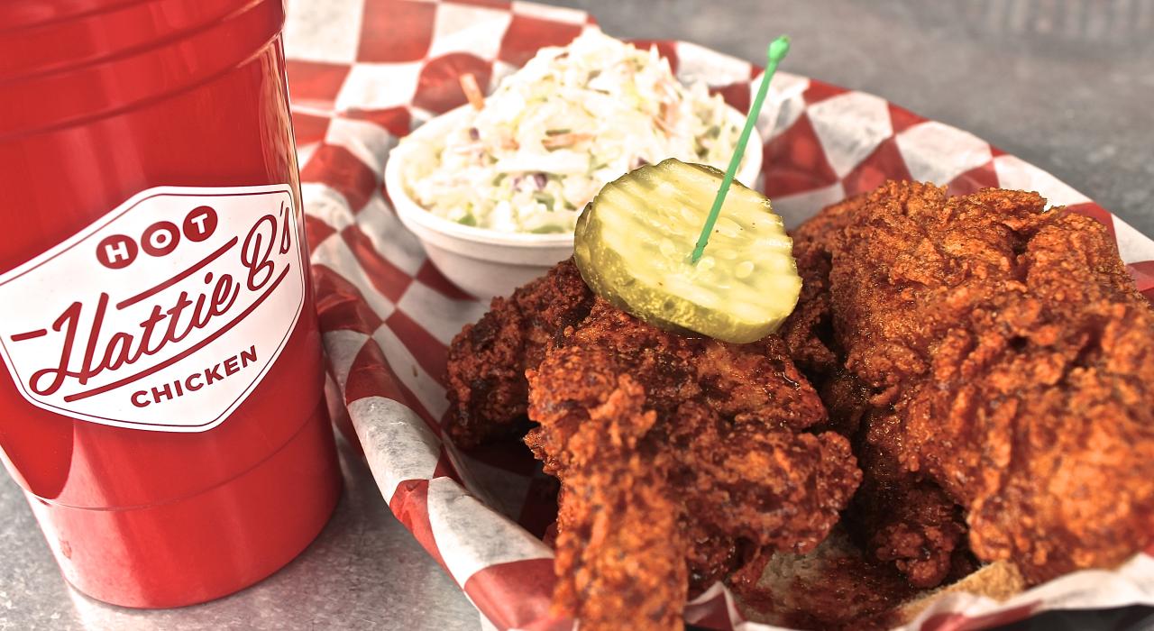 Um prato do delicioso Nashville Hot Chicken feito no famoso Hattie B's Hot Chicken