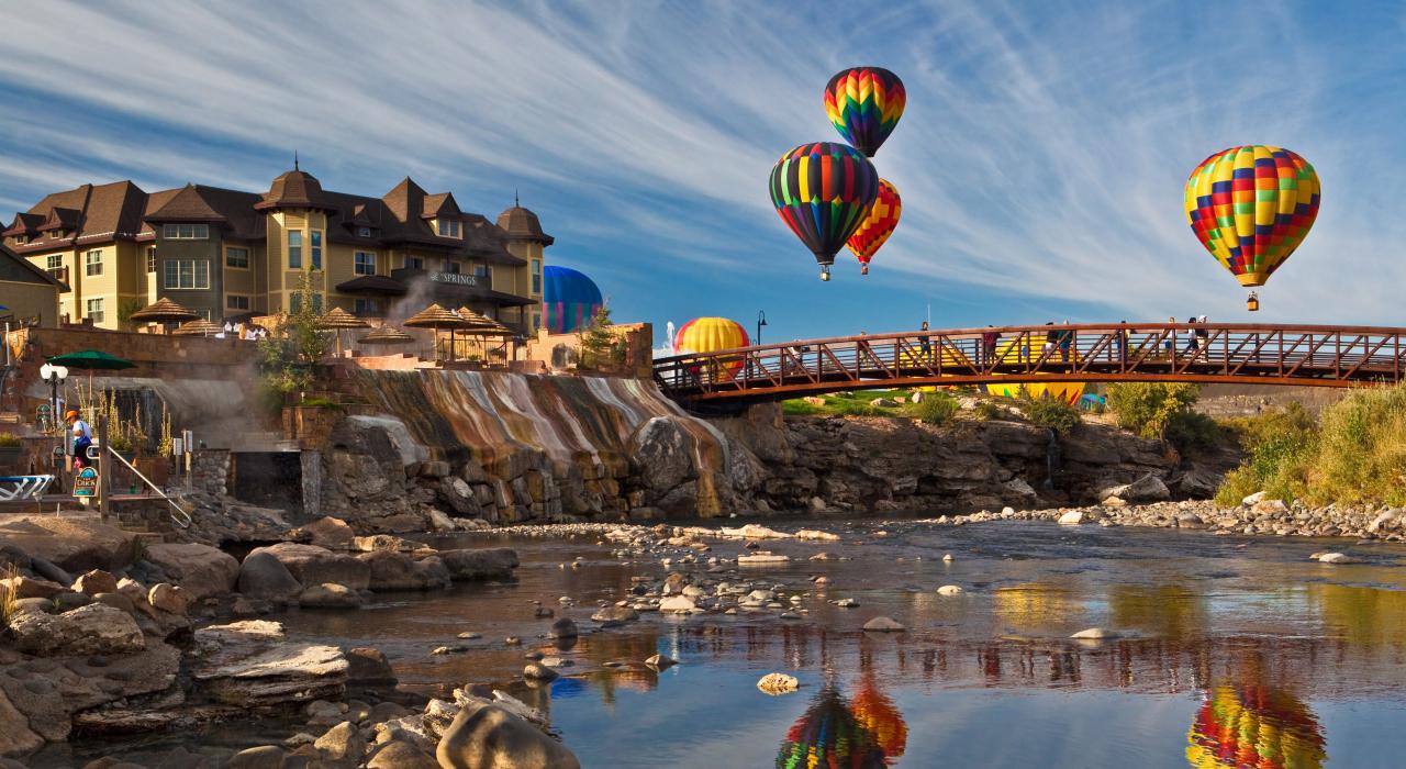 ザ・スプリングス・リゾートの上空に上がった熱気球