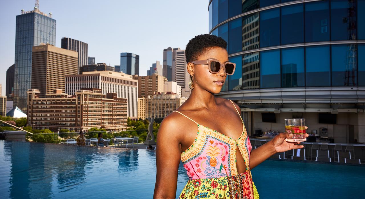 在奢华的奥姆尼达拉斯酒店泳池池畔品鉴鸡尾酒