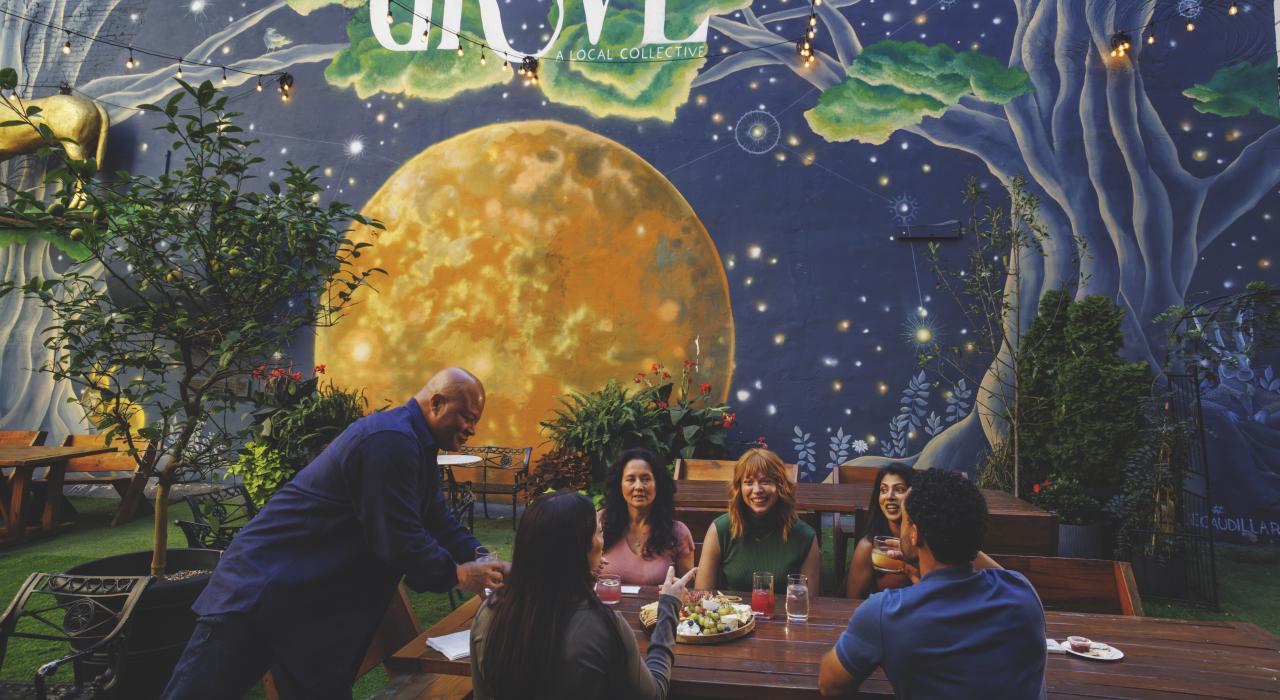 Cena al aire libre durante una salida nocturna en The Grove