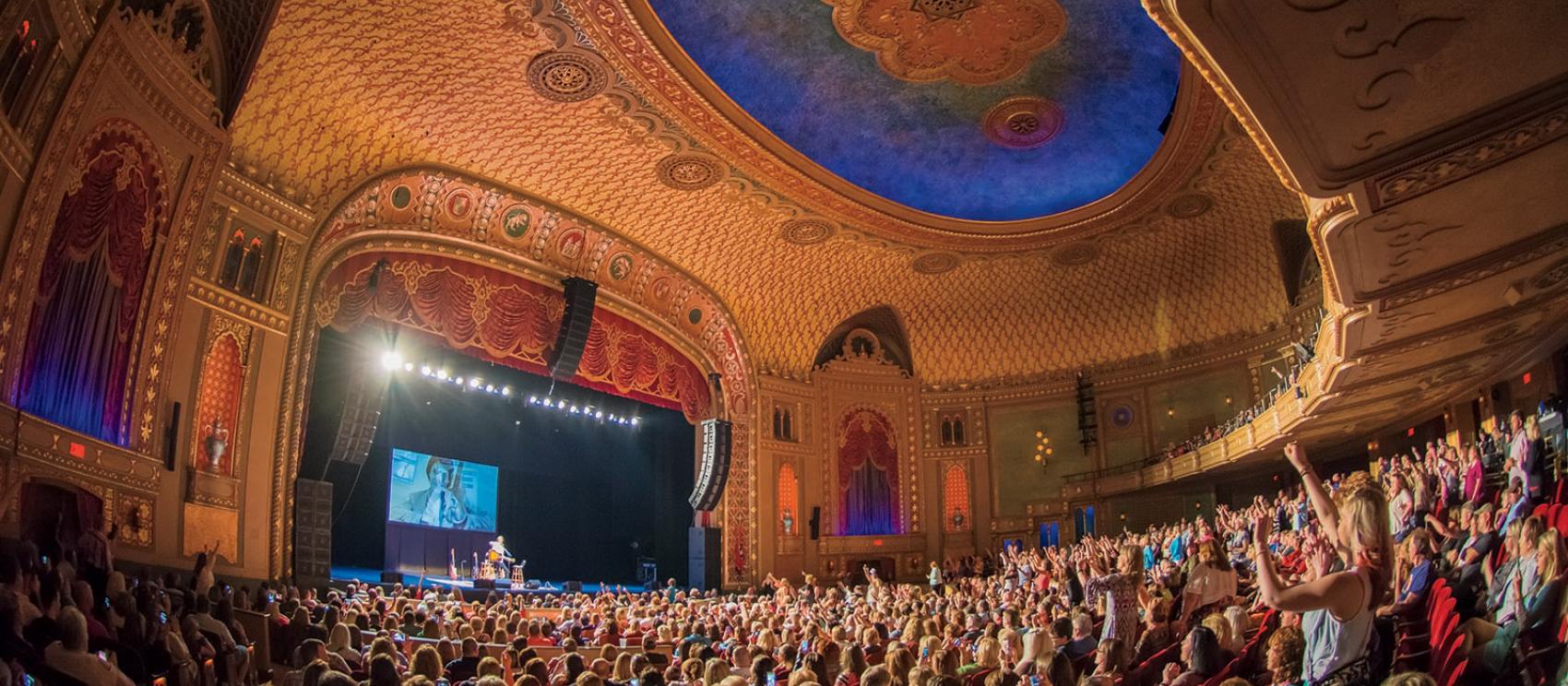 El público aplaude a un artista en el decorado Tennessee Theatre de Knoxville