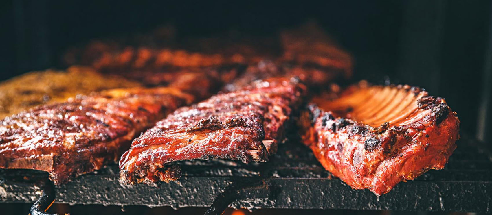 Côtes cuites à la perfection sur un gril chaud au Woodyard Bar-B-Que de Kansas City