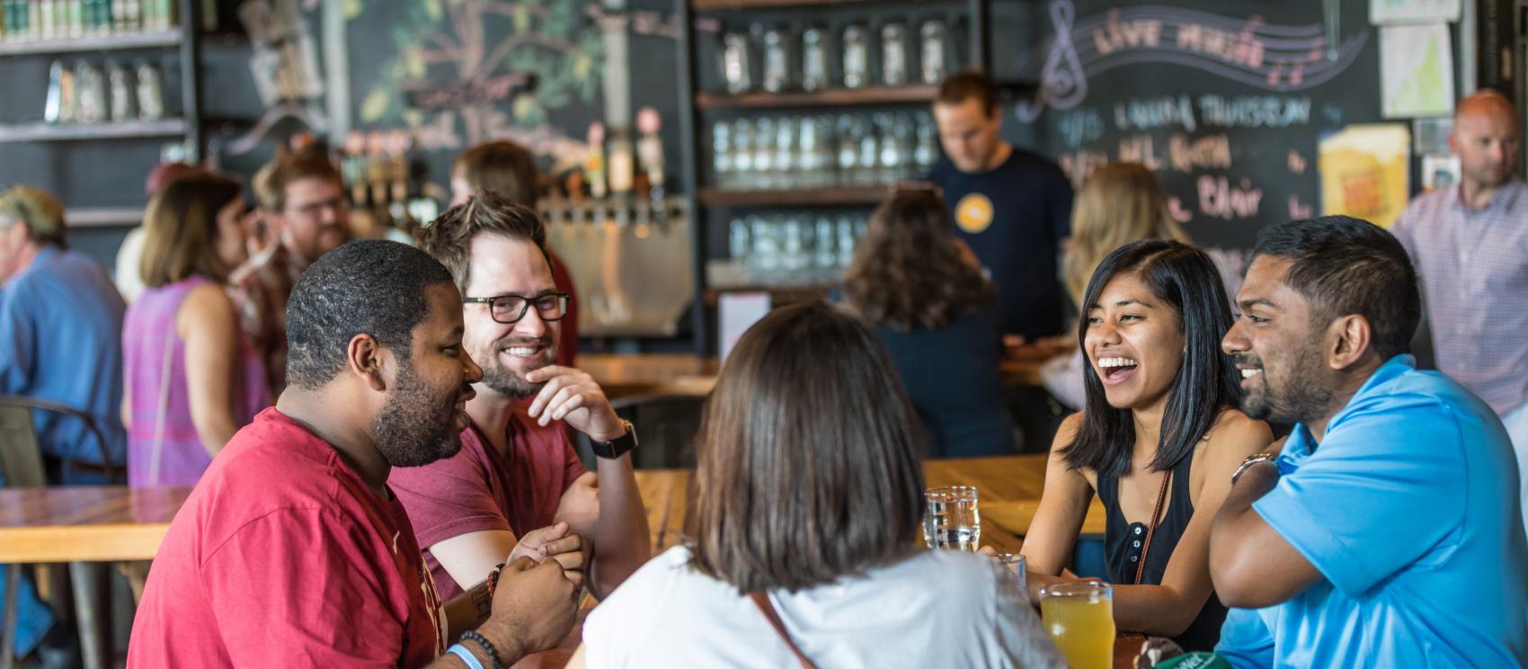 Un lugar festivo para la cerveza artesanal en Birdsong Brewing en Charlotte