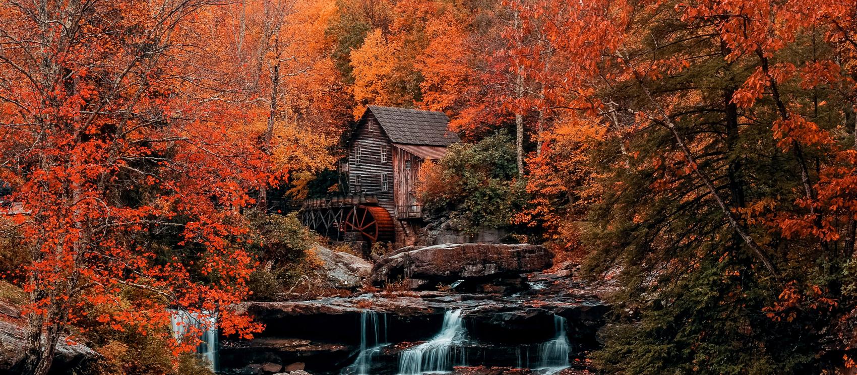 Cores flamejantes de outono cercando o Glade Creek Grist Mill, no Babcock State Park