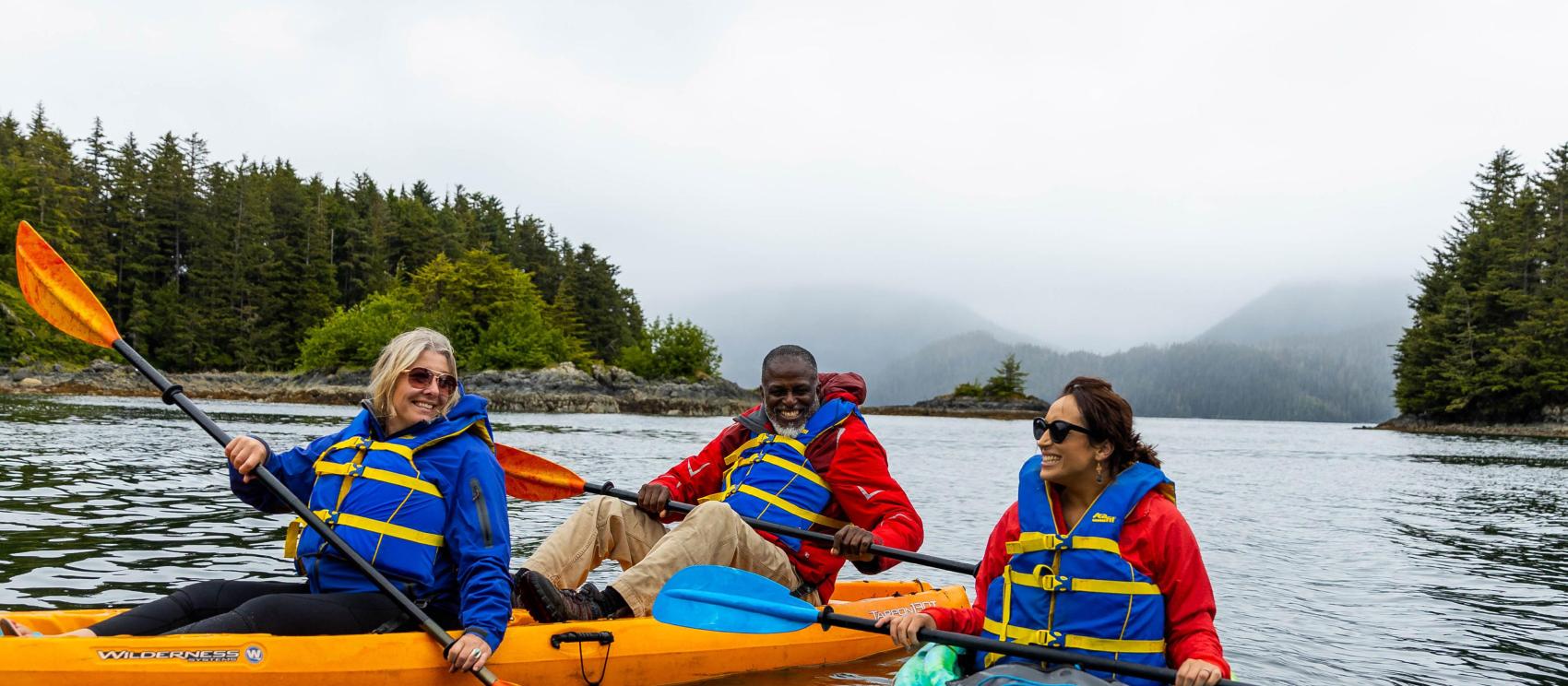 Remar em um dia nublado em Sitka