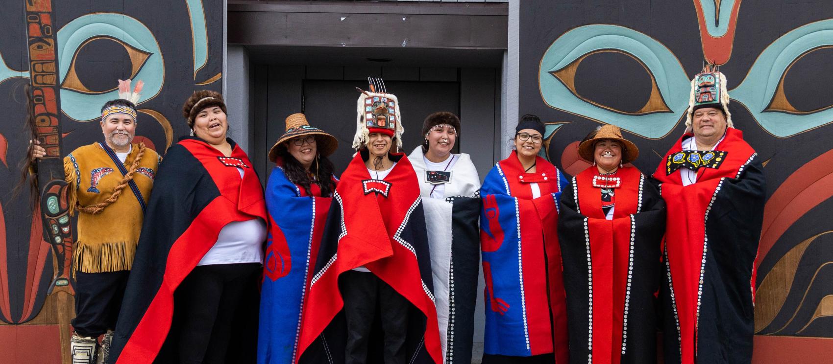 Dançarinos tlingit com vestes tradicionais em Sitka