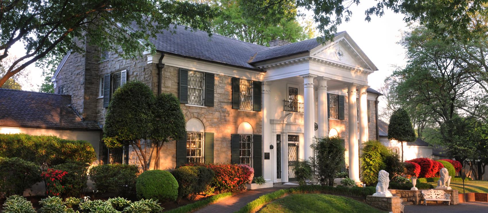 El acogedor exterior de la mansión de Graceland de Elvis Presley en Memphis