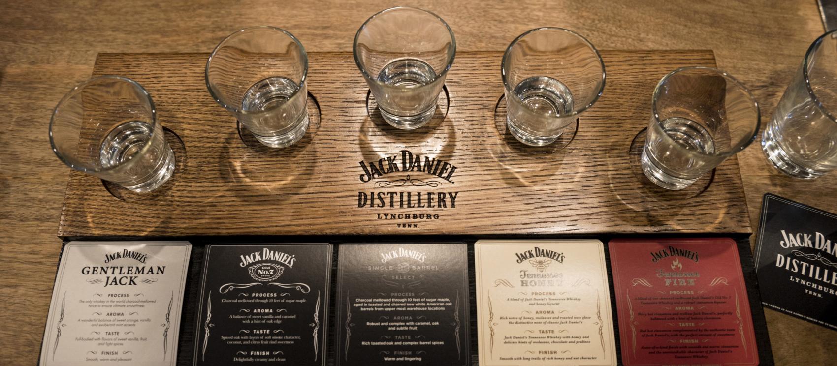 Se prepara una variedad de whisky de Tennessee para una degustación en Jack Daniel's Distillery en Lynchburg