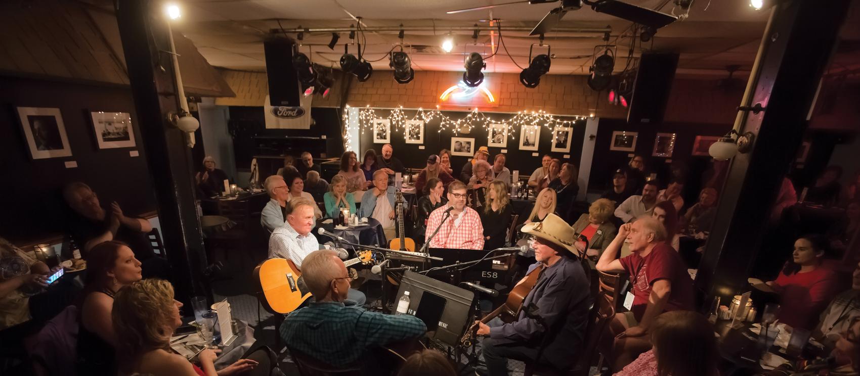 Música en vivo en el legendario Bluebird Cafe en Nashville