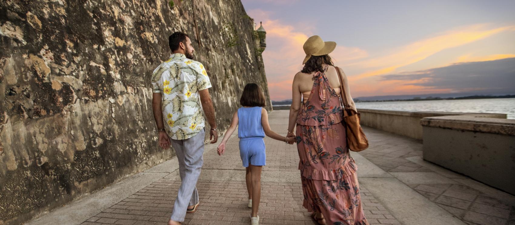 산후안의 유서 깊은 해안 도로를 따라 걸어보기