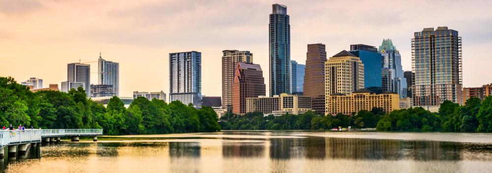 텍사스주 오스틴 시내를 가로질러 흐르는 레이디 버드 레이크 텍사스주 오스틴 시내를 가로질러 흐르는 레이디 버드 레이크