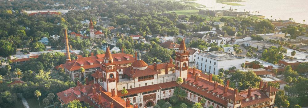 Vista aérea del Flagler College con el Castillo de San Marcos en el fondo en St. Augustine, Florida Vista aérea del Flagler College con el Castillo de San Marcos en el fondo en St. Augustine, Florida