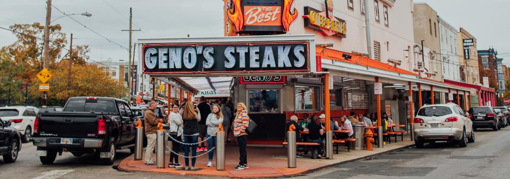 宾夕法尼亚州费城的 Geno’s Steaks 餐厅,顾客正在排队等候费城奶酪牛肉三明治 宾夕法尼亚州费城的 Geno’s Steaks 餐厅,顾客正在排队等候费城奶酪牛肉三明治