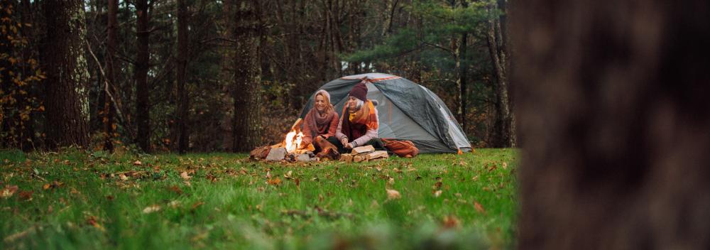 两个好友在西弗吉尼亚州斯诺肖雪山惠特克露营地露营 两个好友在西弗吉尼亚州斯诺肖雪山惠特克露营地露营
